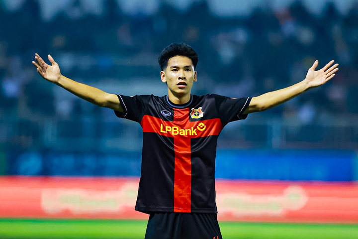 Lê Văn Thuận ghi bàn quyết định giúp Ninh Bình thắng HAGL.