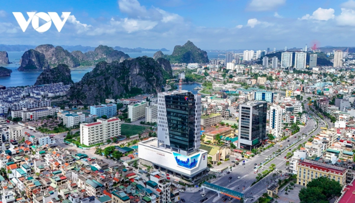 Liên hoan Phát thanh toàn quốc lần thứ XVII – Quảng Ninh 2026 với chủ đề “Phát thanh vì Việt Nam hùng cường, thịnh vượng” do Đài Tiếng nói Việt Nam phối hợp UBND tỉnh Quảng Ninh tổ chức. Đây không chỉ là hoạt động nghiệp vụ lớn nhất của ngành phát thanh Việt Nam mà còn là sự kiện lớn có ý nghĩa cả về chính trị, văn hóa, truyền thông trong bối cảnh chuyển đổi số mạnh mẽ của báo chí.