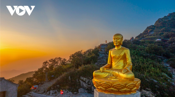 Các đại biểu quốc tế đến từ Trung Quốc, Nga, Australia, Ấn Độ, Hàn Quốc, Thái Lan, Singapore, Hungary, Mông Cổ, Hồng Kông (Trung Quốc)… và các đoàn trong nước sẽ có dịp trải nghiệm cảnh quan thiên nhiên, văn hóa của Quảng Ninh thông qua các hoạt động xuyên suốt Liên hoan.