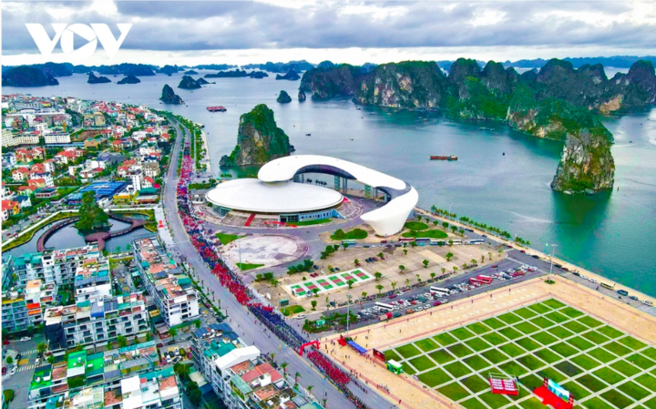 Đêm khai mạc Liên hoan hứa hẹn sôi động với khoảng 50.000 khán giả tham dự. Chương trình nghệ thuật “Thanh âm kỷ nguyên mới” diễn ra vào 20h ngày 11/4 tại Quảng trường 30/10 (phường Hạ Long, tỉnh Quảng Ninh), chào mừng 34 cơ quan Báo và phát thanh, truyền hình trên toàn quốc; các đơn vị thuộc Đài Tiếng nói Việt Nam, Trung tâm Phát thanh – Truyền hình Quân đội, Cục Truyền thông Công an Nhân dân cùng nhiều cơ quan báo chí, đơn vị truyền thông đang phát triển nội dung âm thanh trên nền tảng số.