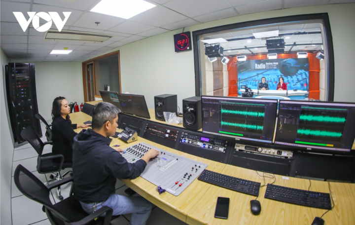 Trước khi diễn ra đêm khai mạc, hàng loạt các hoạt động nghiệp vụ trong khuôn khổ Liên hoan bắt đầu từ ngày 9/4. Được mong chờ nhất là phần thi phát thanh trực tiếp từ 8h ngày 9/4 đến 13h ngày 12/4 tại Báo và PTTH Quảng Ninh, thể loại phát thanh hấp dẫn hứa hẹn những phần thi ấn tượng từ các đoàn tham gia.