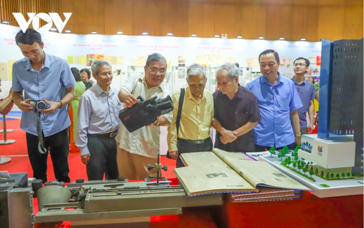 “Giới thiệu về VOV và Báo chí Quảng Ninh” là chủ đề Trưng bày hình ảnh, hiện vật giới thiệu lịch sử phát triển của phát thanh Việt Nam và báo chí Quảng Ninh từ ngày 10-13/4 tại Cung Quy hoạch hội chợ và triến lãm tỉnh Quảng Ninh. Đây là không gian đặc biệt để những người yêu mến phát thanh tìm hiểu về những chặng đường và sự phát triển, đổi mới hôm nay của ngành phát thanh.