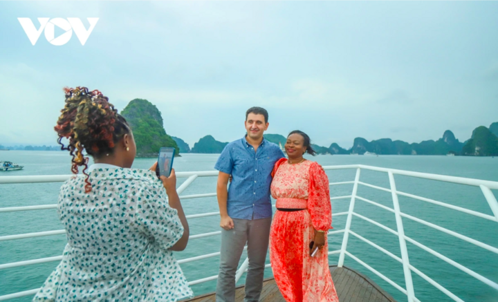 Các đoàn tham dự Liên hoan cũng tham gia nhiều hoạt động tham quan, trải nghiệm tại 2 di sản thế giới của Quảng Ninh là vịnh Hạ Long và Yên Tử. Từ ngày 9-12/4, Ban giám khảo sẽ tiến hành chấm Chung khảo các tác phẩm dự thi. Đáng chú ý, lần đầu tiên hạng mục podcast có sự tham gia của nhiều giám khảo quốc tế đến từ Hiệp hội Phát thanh Truyền hình châu Á - Thái Bình Dương (ABU), Đài Phát thanh Truyền hình Australia (ABC).