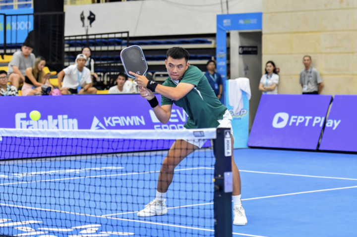 Lý Hoàng Nam gây tranh cãi với pha gọi bóng "out".