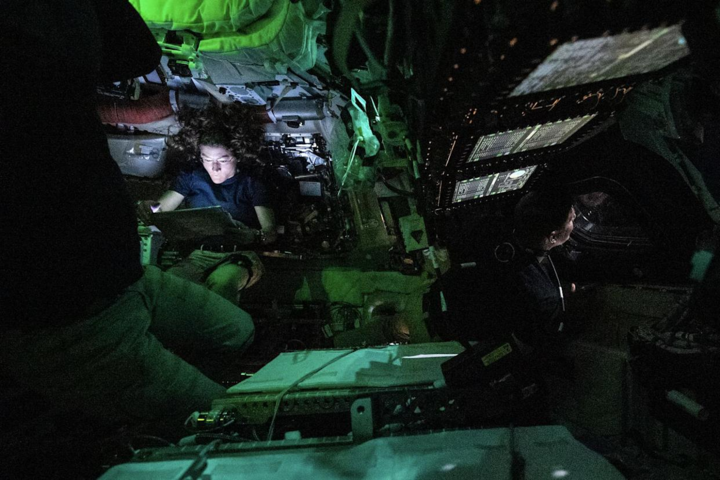 Nữ phi hành gia Christina Koch của NASA đang làm việc trên tàu Orion. (Nguồn NASA)