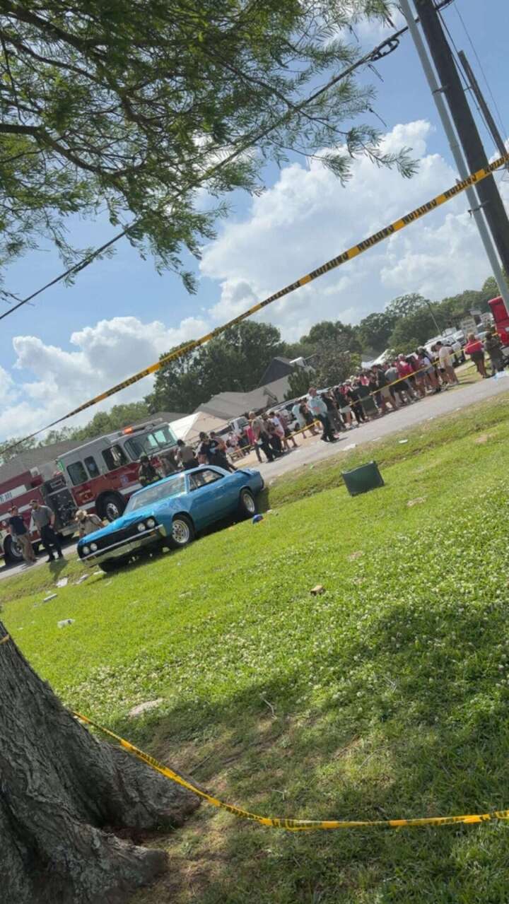 Chiếc xe gây tai nạn. Các video đăng trên mạng xã hội cho thấy cảnh tượng hỗn loạn, nhiều người nằm trên mặt đất gần chiếc xe màu xanh. (Ảnh: Fox)