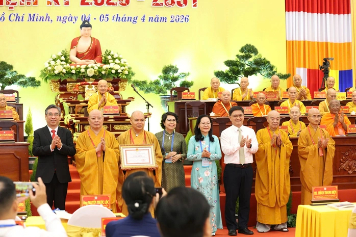 Lãnh đạo TP.HCM khen thưởng cho Ban Trị sự Giáo hội Phật giáo Việt Nam TP.HCM.