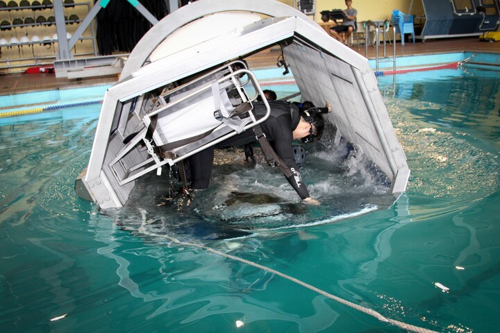 Phi công Mỹ được huấn luyện khả năng thoát hiểm khi máy bay rơi xuống nước. Ảnh USArmy