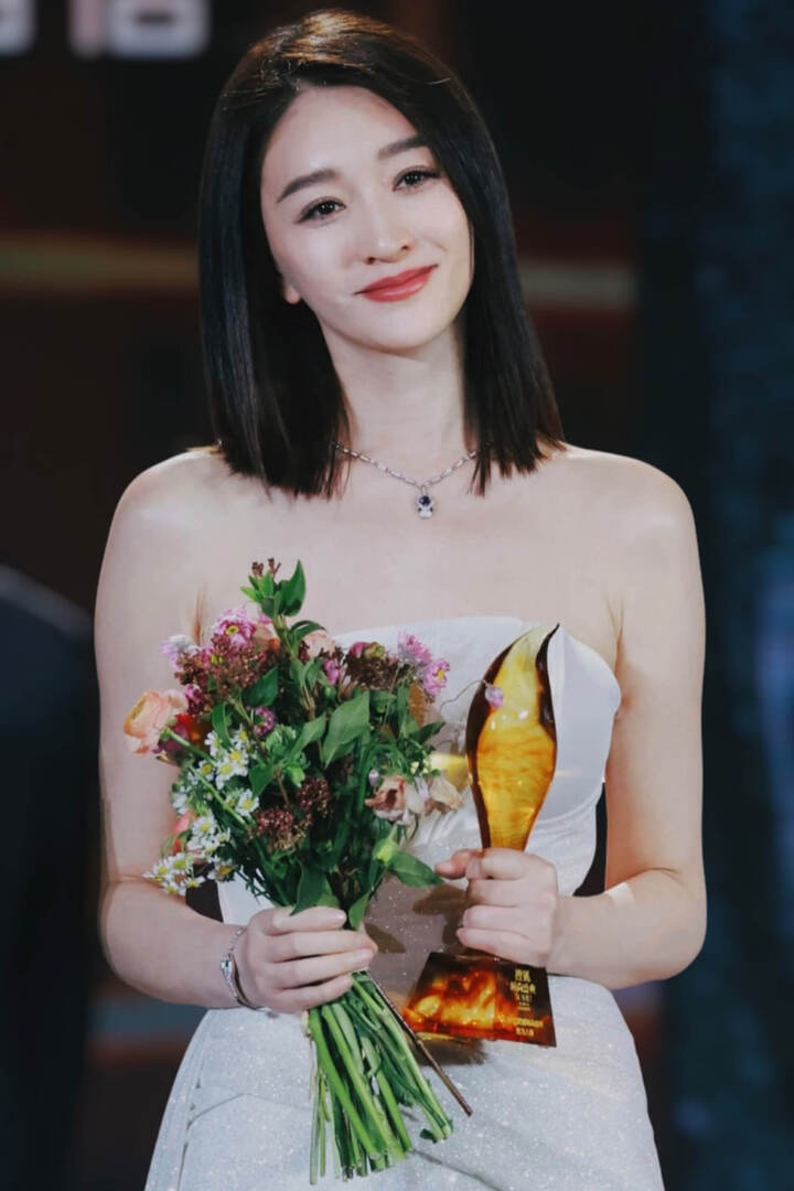 Dù được biết đến nhiều với vai trò diễn viên, Lý Tiểu Nhiễm lại có nền tảng đào tạo bài bản từ các học viện múa danh giá. Chính lợi thế về hình thể, độ dẻo dai cùng tư duy chuyển động chuẩn mực giúp cô nổi bật trong những tiết mục đòi hỏi kỹ thuật vũ đạo cao.