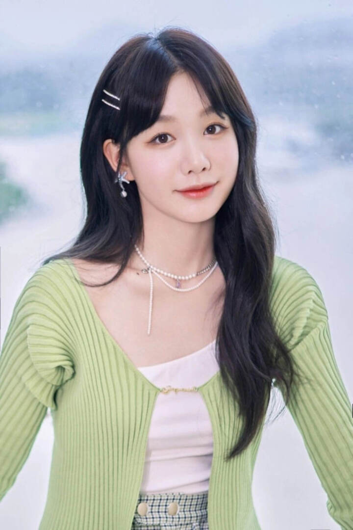 Từ Mộng Khiết bước ra từ show sống còn Sáng Tạo 101 và từng là thành viên Rocket Girls 101. Kỹ năng biểu diễn, vũ đạo và kinh nghiệm sân khấu giúp Từ Mộng Khiết luôn nằm trong nhóm thí sinh có khả năng “bứt tốc”. Không chỉ hoạt động âm nhạc, cô còn nổi tiếng trong mảng phim ảnh, giúp sở hữu lượng fan đông đảo.