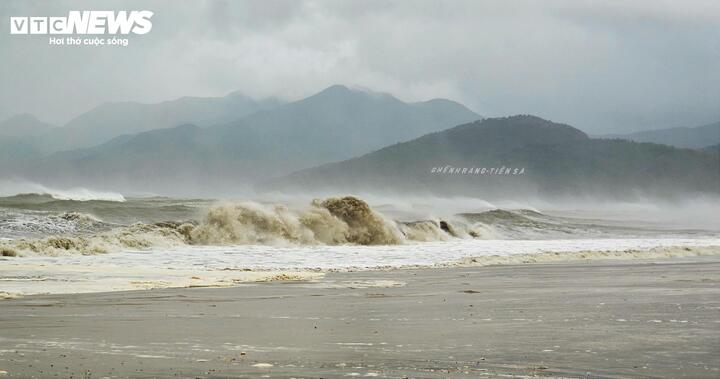 Khu vực biển tại đường Xuân Diệu (phường Quy Nhơn, tỉnh Gia Lai), nơi nam sinh H.Đ.A.H vẫn đang bị mất tích do sóng cuốn.