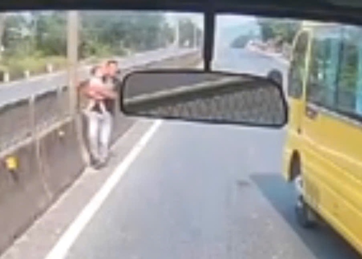 Tài xế Lý Văn Tố cứu cháu bé khỏi tình huống nguy hiểm. (Ảnh cắt từ clip)