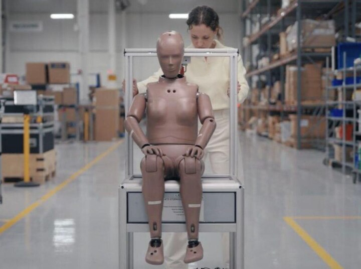 Hình nộm mô phỏng phụ nữ của NHTSA. (Ảnh: The New York Times)