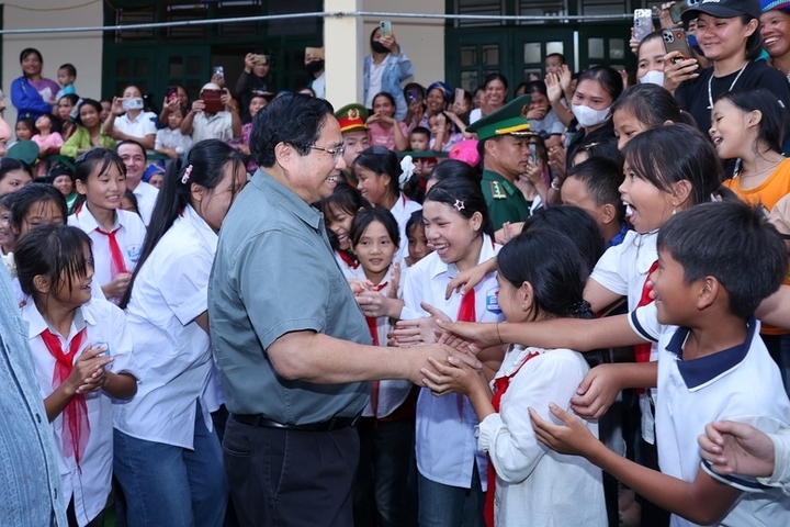 Thủ tướng Phạm Minh Chính và các em học sinh tại lễ khởi công trường nội trú liên cấp tiểu học - trung học cơ sở tại xã miền núi Bát Mọt, cách trung tâm tỉnh Thanh Hóa khoảng 120 km về phía tây.