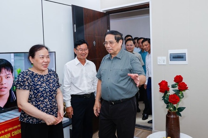 Thủ tướng Phạm Minh Chính tới thăm khu nhà ở xã hội Thống Nhất tại phường Võ Cường, thành phố Bắc Ninh.