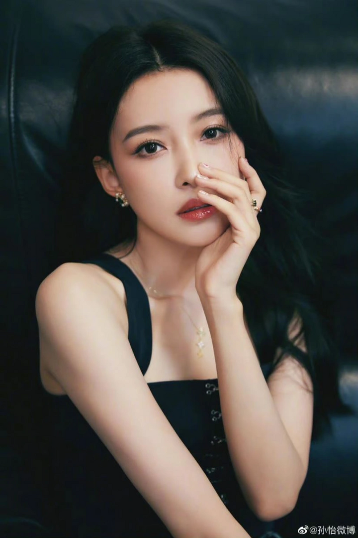 Tôn Di sở hữu ngoại hình nổi bật, chiều cao 1,7m cùng thần thái cuốn hút. Dù phần thể hiện đầu tiên gây tranh cãi vì giọng hát còn yếu, Tôn Di vẫn áp đảo đối thủ Giang Ngữ Thần với 477 điểm.