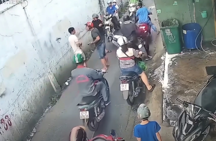 Hiện trường nơi va chạm xe. (Ảnh chụp từ clip)