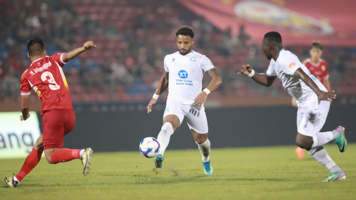 Xuân Son ghi 1 bàn, kiến tạo 1 bàn trong trận thắng của Nam Định.