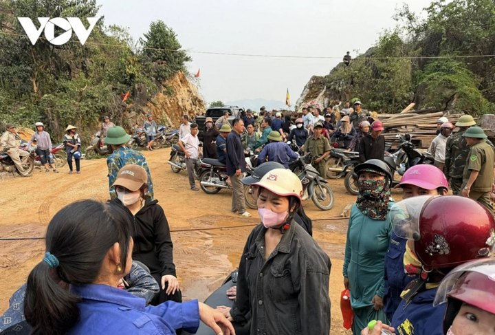 Rất đông người dân và lực lượng tham gia tìm kiếm nạn nhân.