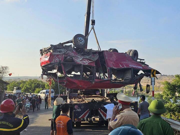 Chiếc xe khách gặp nạn được cẩu lên. Ảnh: Người dân cung cấp