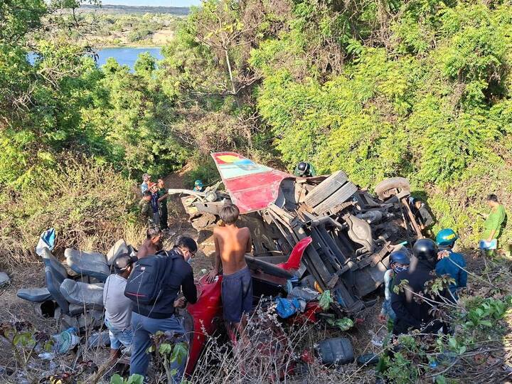 Xe khách lao xuống vực sâu ở gần hồ Bàu Trắng, xã Hòa Thắng, tỉnh Lâm Đồng.