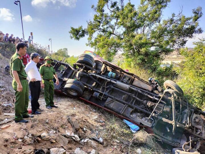 Chiều 6/4, ông Nguyễn Đức Hải Tùng, Bí thư Đảng ủy xã Hòa Thắng, tỉnh Lâm Đồng cho biết, lực lượng chức năng xã đã có mặt tại hiện trường, tập trung tiến hành cứu hộ cứu nạn vụ tai nạn đặc biệt nghiêm trọng vừa xảy ra trên địa bàn xã này khiến ít nhất 4 người chết và 11 người bị thương. Trong ảnh: Công an tỉnh Lâm Đồng đã có mặt tại hiện trường vụ tai nạn. Ảnh: Người dân cung cấp