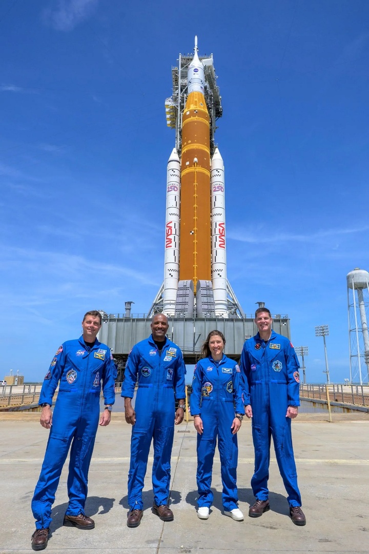 Phi hành đoàn Artemis II chụp ảnh lưu niệm cùng tên lửa SLS Artemis II, ngày 30/3/2026. (Ảnh: Getty Images)