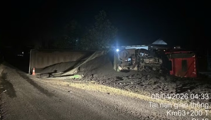 Xe đầu kéo tự lật trên quốc lộ 49 đoạn qua xã A Lưới 1 (TP Huế) làm than tràn đầy mặt đường