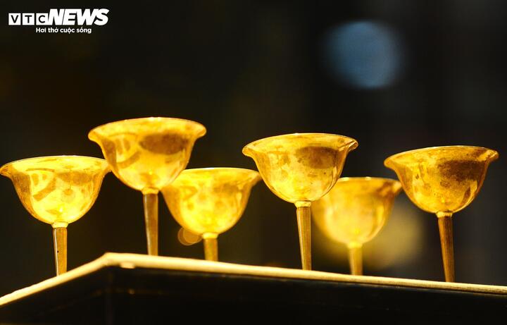 Bộ ly đồng mạ vàng có nguồn gốc từ châu Âu được vua Bảo Đại sử dụng trong các buổi tiệc. Các hiện vật này quý hiếm, có giá trị về khoa học, lịch sử, ẩn chứa nhiều nét văn hóa đặc trưng của Việt Nam, góp phần quan trọng vào việc nghiên cứu về nhà Nguyễn - triều đại phong kiến cuối cùng ở Việt Nam.