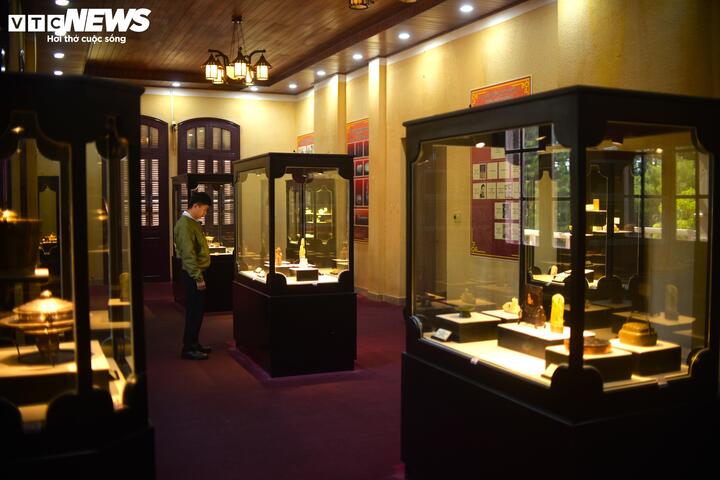 Ông Phan Nhàn, Phó Giám đốc Bảo tàng tỉnh Lâm Đồng, chia sẻ hiện tại đơn vị có hơn 120 hiện vật quý giá, được vua Bảo Đại đưa từ cung đình Huế vào Đà Lạt trong giai đoạn trước và sau năm 1940. Một số hiện vật này đang được trưng bày tại Cung Nam Phương hoàng hậu. Thông tin từ Bảo tàng Lâm Đồng, do lịch sử có sự thay đổi, những rương chứa báu vật của vua Bảo Đại ở Dinh III được vị quản gia của ông cất giấu suốt nhiều thập kỷ. Sau năm 1975, tỉnh Lâm Đồng tiếp nhận một số hiện vật vốn được lưu giữ tại Dinh III (Dinh Bảo Đại - Đà Lạt). Đây là những hiện vật có nguồn gốc từ cung đình triều Nguyễn, có giá trị về lịch sử, văn hóa, cần được lưu giữ, bảo quản và nghiên cứu.