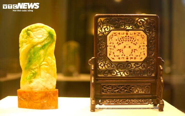 Qua thẩm định, các chuyên gia nhận định hơn 120 hiện vật là những vật dụng từng được sử dụng trong cung đình triều Nguyễn trong những giai đoạn và đời vua khác nhau. Những hiện vật này gồm nhiều loại hình, chất liệu đa dạng như ngọc, ngà, vàng, bạc… Đây là những báu vật trấn phong do ngự xưởng chế tác, được sử dụng trong các thư phòng cung đình triều Nguyễn. Không đơn thuần là vật dụng, đây là dấu tích của một triều đại, phản ánh đời sống, nghi lễ và quyền lực của hoàng cung nhà Nguyễn.