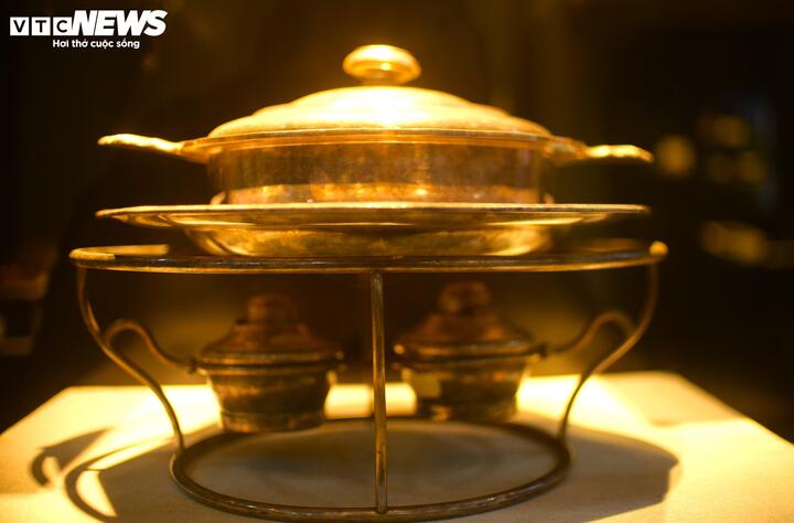 Chiếc bếp cồn được thiết kế đặc biệt dành cho vua Bảo Đại với 2 bình đựng cồn bên dưới. Tất cả được làm bằng đồng và mạ vàng.