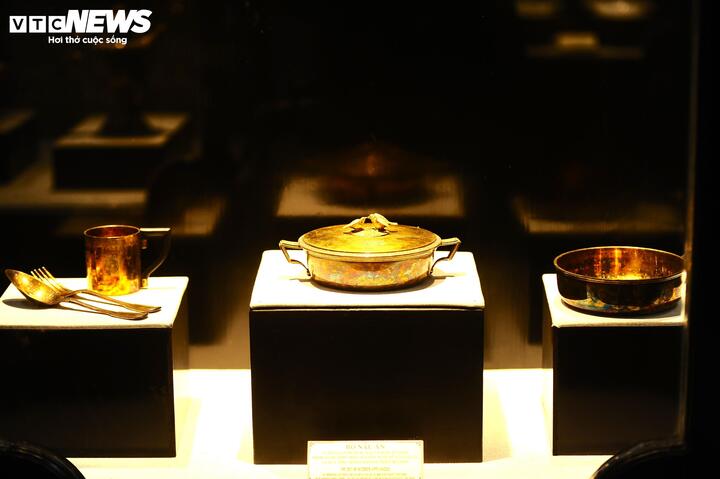 Bên cạnh các hiện vật bằng ngọc được ngự xưởng chế tác, các hiện vật gia dụng có nguồn gốc từ châu Âu được làm bằng đồng mạ vàng được vua Bảo Đại sử dụng cũng thu hút sự quan tâm của mọi người. Các hiện vật này đều được trang trí rất tỉ mỉ đến từng chi tiết.