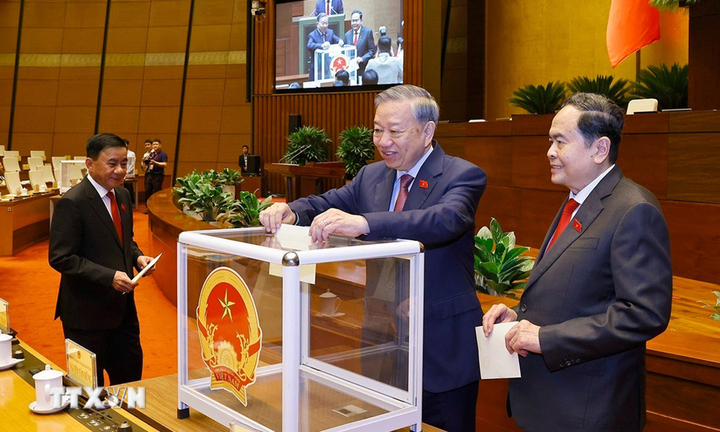 Tổng Bí thư Tô Lâm, Chủ tịch Quốc hội khóa XV Trần Thanh Mẫn, Thường trực Ban Bí thư Trần Cẩm Tú bỏ phiếu bầu Chủ tịch Quốc hội khóa XVI.