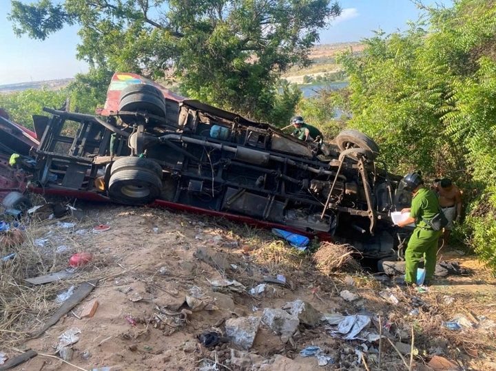 Chiếc xe khách gãy nát, biến dạng hoàn toàn.