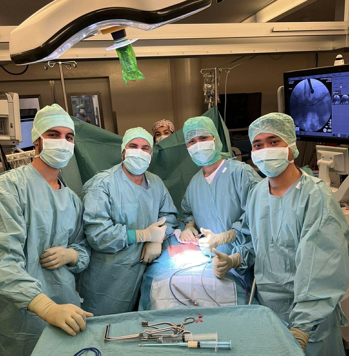 BS Tiến (bên phải) trong một ca mổ ở Thuỵ Sĩ. (Ảnh: BS cung cấp)