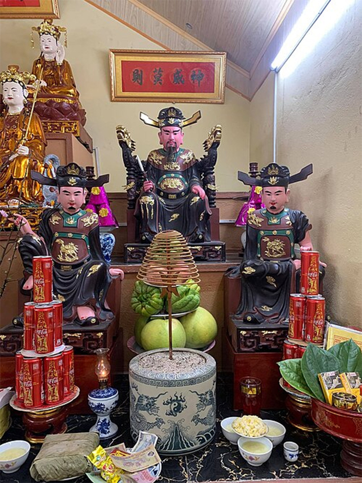 Ban thờ Cấp Cô Độc trong một ngôi chùa tại Việt Nam. (Ảnh: Wikimedia)