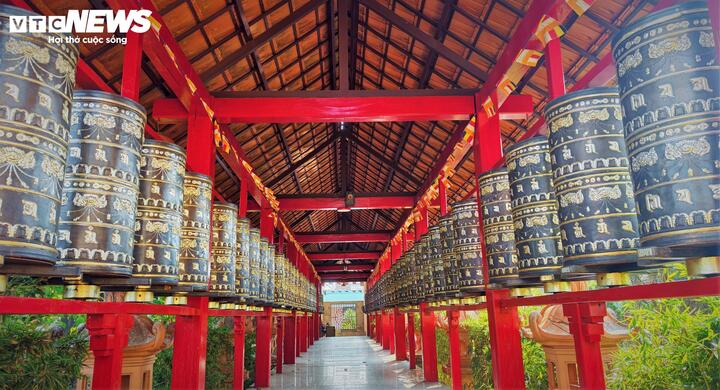 Điểm nhấn nổi bật khác tại chùa Bửu Minh là hệ thống 63 trụ kinh luân (1 trụ lớn và 62 trụ nhỏ) thay vì các loại chuông đúc truyền thống. Các trụ kinh luân được làm bằng đồng, chạm khắc tinh xảo, có thể đi quanh và quay các trụ để cầu bình an, tạo nên không gian tâm linh trang nghiêm, độc đáo.