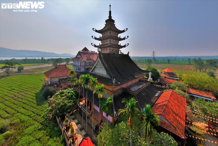 Hiện chùa Bửu Minh đang tọa lạc tại một vị trí được đánh giá là tuyệt mỹ về mặt phong thủy khi sở hữu tầm nhìn ra hồ nước, núi non và cánh đồng chè bao quanh tạo nên một bức tranh sơn thủy hữu tình, bình yên và thanh khiết,