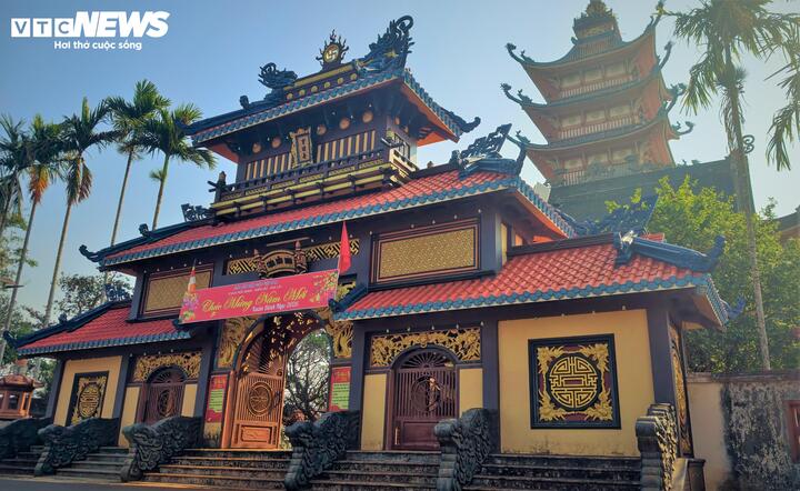 Vào đầu thế kỷ XX, khi cư dân vùng đồng bằng duyên hải di cư lên khai hoang tại đây đã lập lên làng có tên “xóm Cỏ May”. Sau đó họ cùng nhau dựng lên “Sơn Hải miếu” bên bờ Biển Hồ để gửi gắm niềm tin, cầu mong sự bình an và che chở của các bậc thần linh.