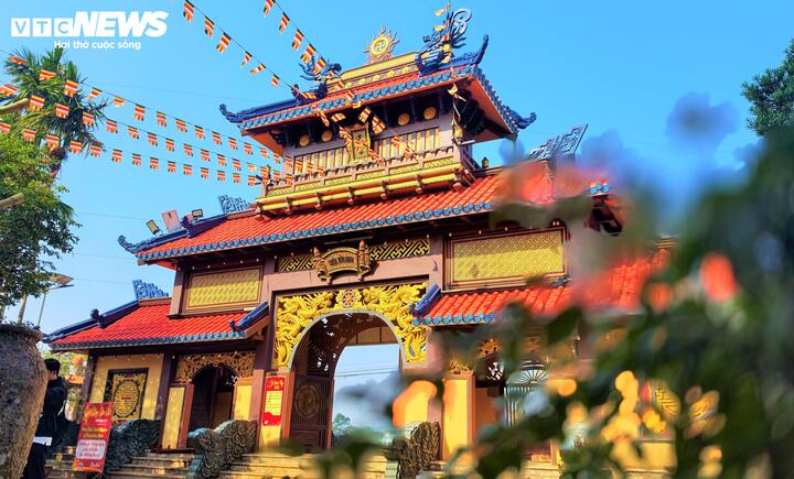 Chánh điện của chùa có diện tích 520m2, toàn bộ công trình được xây dựng bằng bê tông cốt thép hiện đại nhưng lại mang đường nét mềm mại.