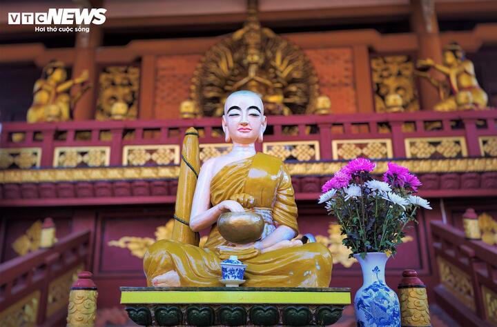 Hầu như tất cả các công trình trong chùa Bửu Minh đều do chính tay thầy trụ trì cùng những người thợ tâm huyết thực hiện ròng rã trong nhiều năm trời. Mỗi đường nét, mỗi nụ cười của đức Phật đều chứa đựng sự thành kính và tỉ mỉ của người kiến tạo.