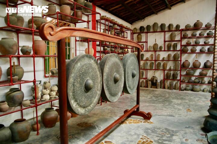 Ngoài các hiện vật là đồ gốm, khuôn viên bảo tàng còn trưng bày nhiều loại cồng chiêng bằng đồng do GS.TS Thái Kim Lan sưu tầm.