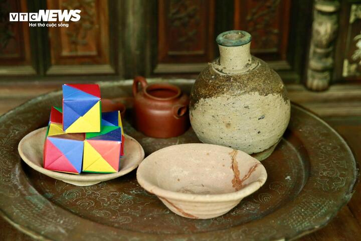 Một số bộ gốm ăn cau trầu thời xưa được trưng bày trong không gian bảo tàng.