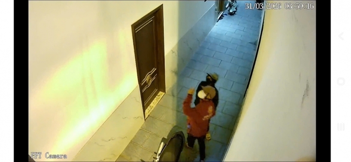 Hai tên trộm quan sát trước khi thực hiện hành vi đột nhập, trộm tài sản. (Ảnh: Trích xuất camera)