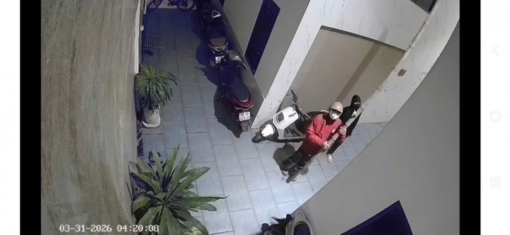 Sau đó, thanh niên áo đỏ đứng dưới, giữ cây tre để thanh niên áo đen trèo lên, đột nhập vào nhà anh P. (Ảnh: Trích xuất camera)