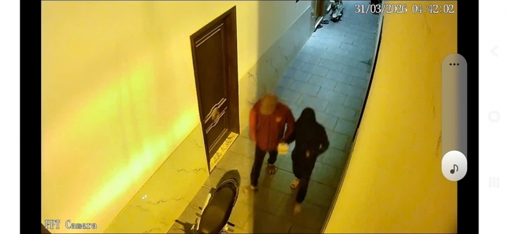 Hai tên trộm lấy đi nhiều tài sản có giá trị bao gồm 2 điện thoại, tiền mặt, trang sức. (Ảnh: Trích xuất camera)