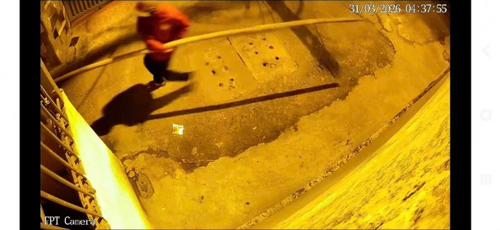 Thanh niên áo đỏ vác một cây tre dài khoảng 4m từ đầu ngõ vào. (Ảnh: Trích xuất camera)