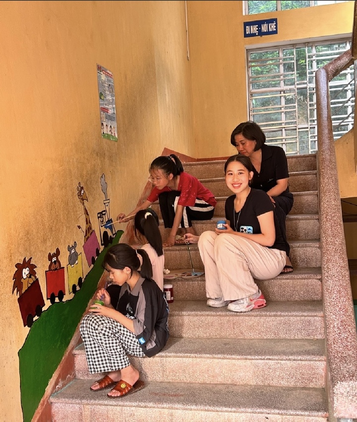 Hà Anh dạy các bé tự kỷ học vẽ.