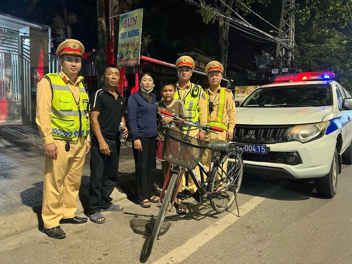 Cháu bé đạp xe đi lạc hơn 150km được lực lượng CSGT Quảng Trị phát hiện, hỗ trợ đưa về nhà an toàn.